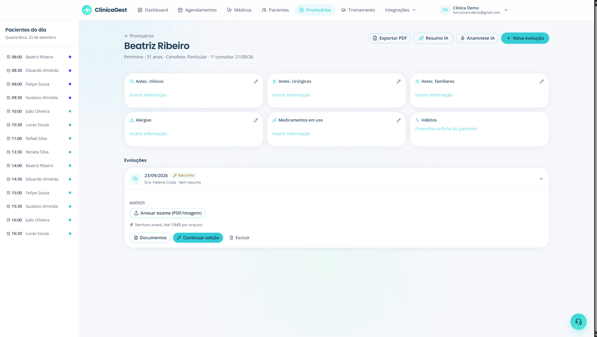 Prontuário do paciente no ClínicaGest, com antecedentes, alergias, evolução e os botões de Resumo e Anamnese com IA